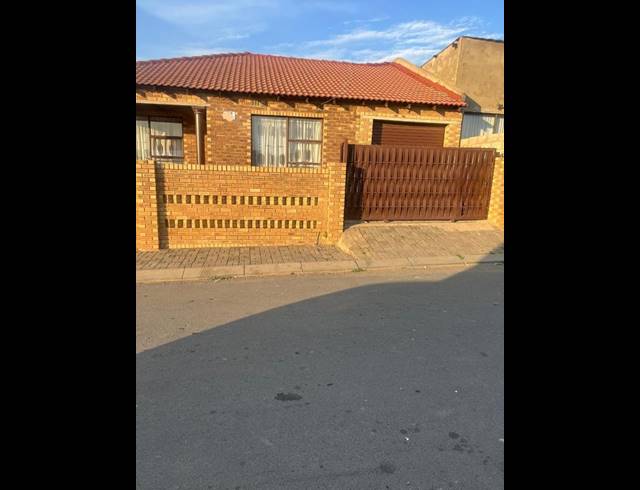 7 BEDROOM HOUSE FOR SALE IN ETHAFENI